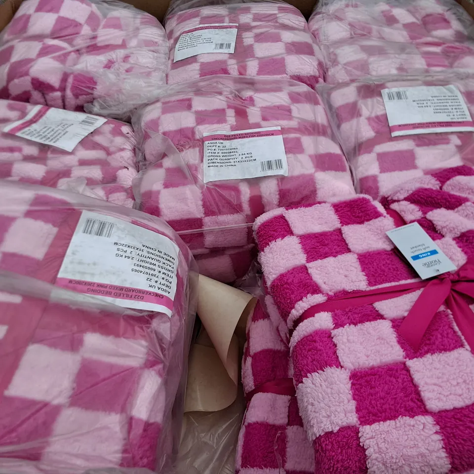 PALLET CONTAINING APPROXIMATELY 80 BRAND NEW KING SOFT TOUCH BLANKETS IN PINK/WHITE
