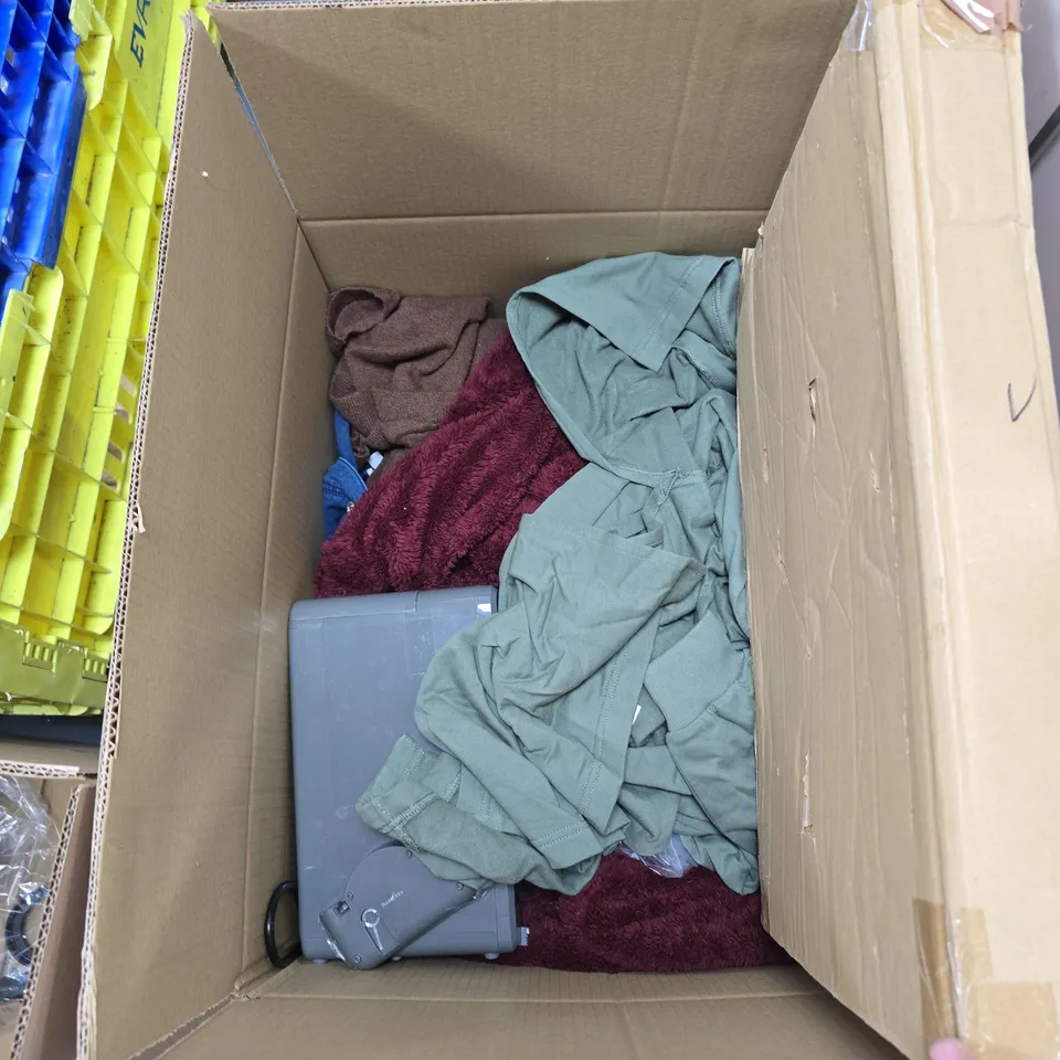 BOX OF APPROXIMATELY 14 ASSORTED ITEMS TO INCLUDE: BAMBOO CUTTING BOARD WITH LID 