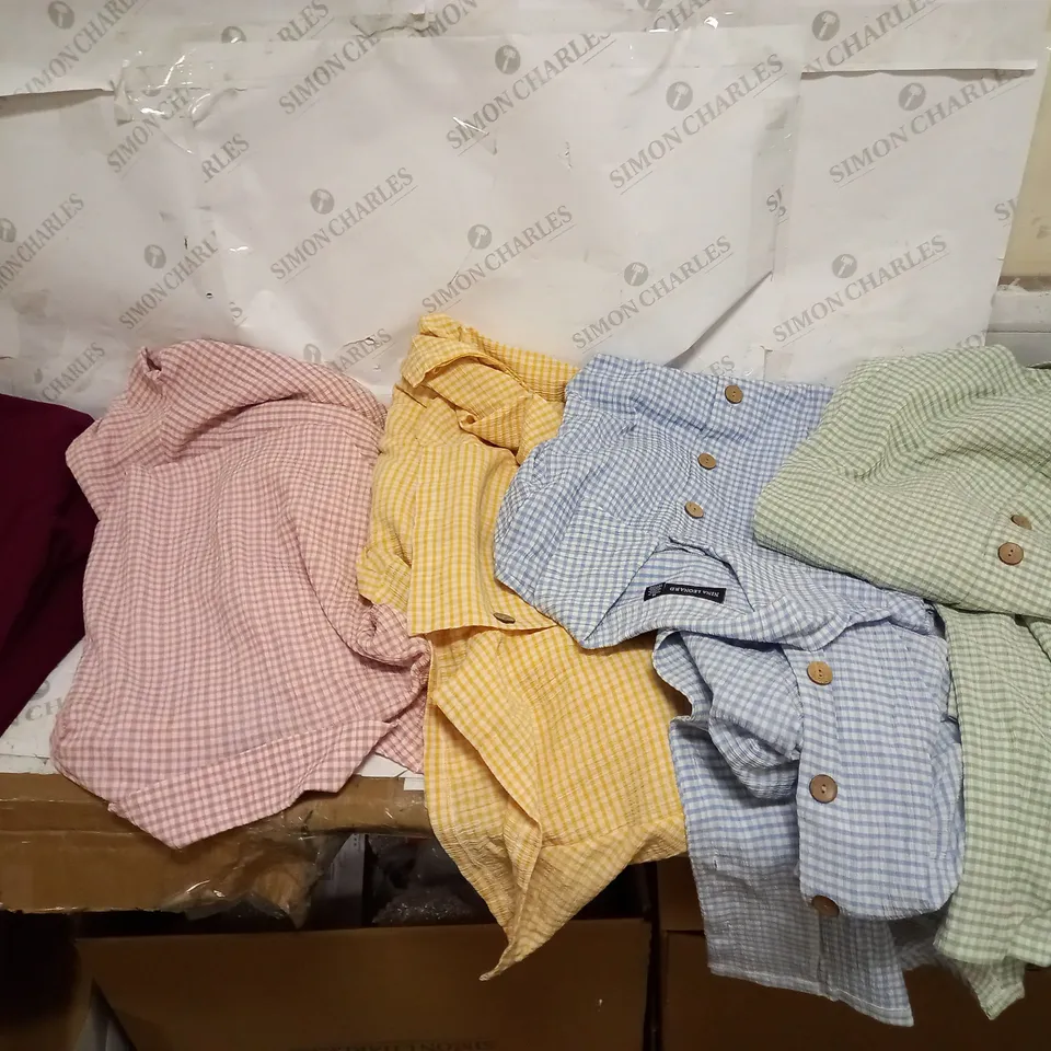 LOT OF APPROXIMATELY 25 PIECES OF CLOTHING OF VARIOUS SIZES AND STYLES TO INCLUDE FINERY WOMANS FLOWER DRESS, D&CO BLUE UK S DRESS, AND D&CO UK 2 RED DRESS ETC. 