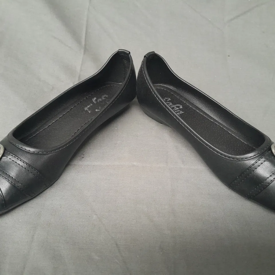 BOXED PAIR OF SOFIA PEEP TOE SLIP-ON SHOES IN BLACK EU SIZE 37