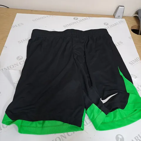 BLACK/GREEN NIKE SHORTS SIZE M