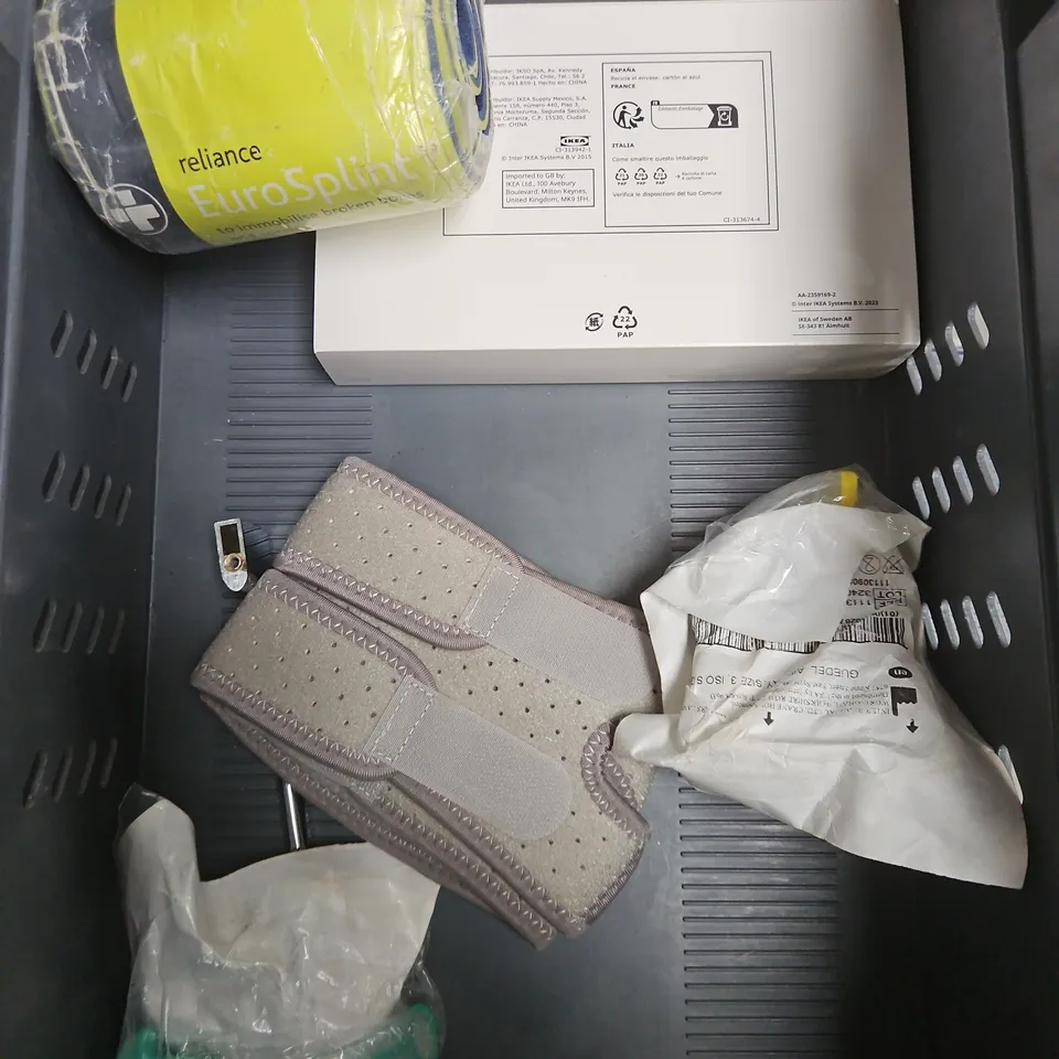 APPROXIMATELY 10 ASSORTED HOUSEHOLD ITEMS TO INCLUDE FIRST AID SET, FOOD STORAGE CLIPS, ICE PACK ETC 