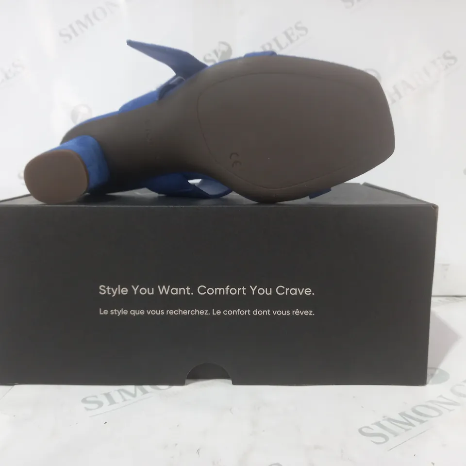 BOXED PAIR OF VIONIC OPEN TOE BLOCK HEEL SANDALS IN BLUE SIZE 6