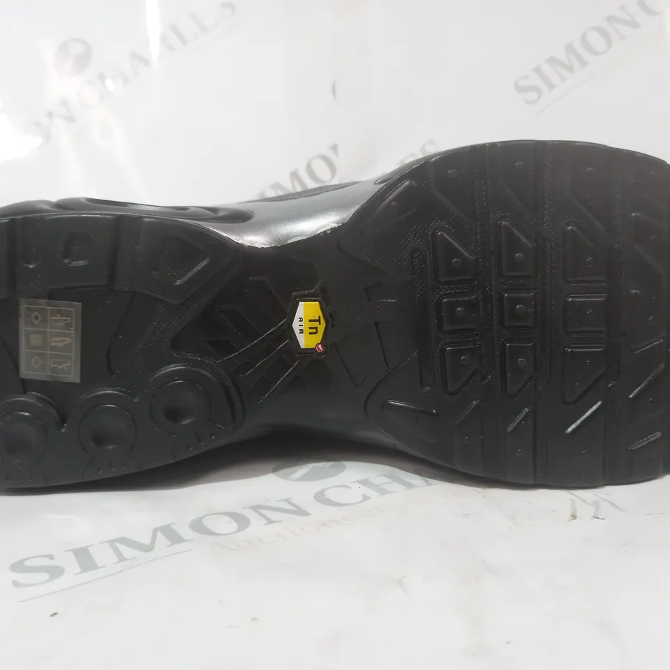 BOXED PAIR OF NIKE AIR SHOES IN BLACK/GREY UK SIZE 8.5