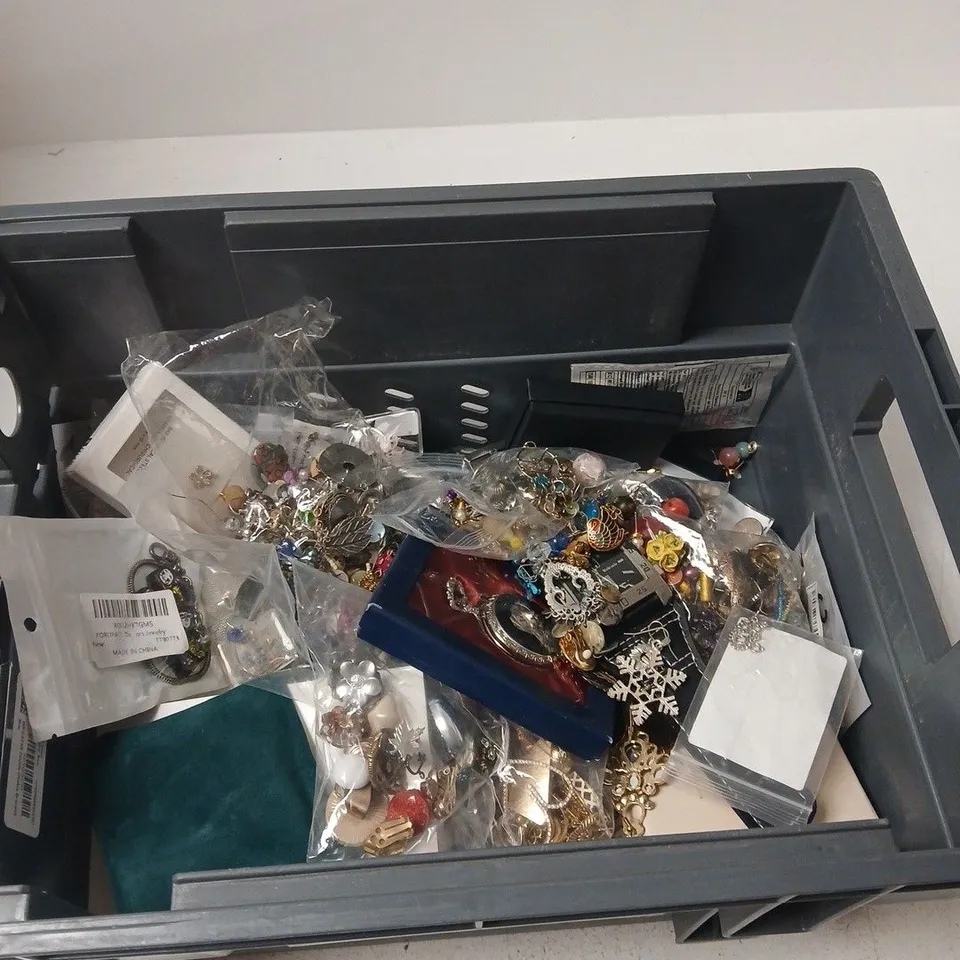 TOTE OF APPROXIMATLEY 20 ASSORTED PIECES OF JEWELLERY INCLUDING BRACELETS, BROCHES AND EARRINGS