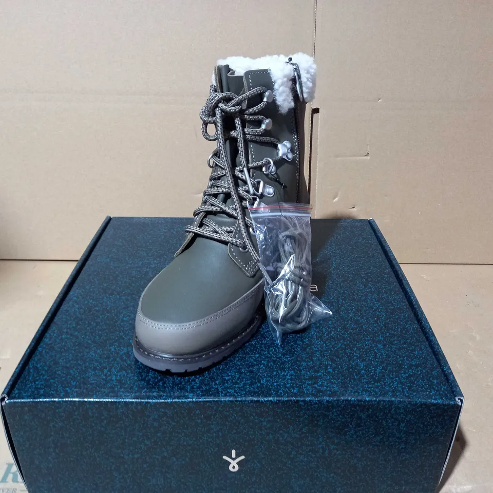 BOXED PAUR OF EMU OKAB FAUX LEATHER BOOTS IN DARK OLIVE UK SIZE 5