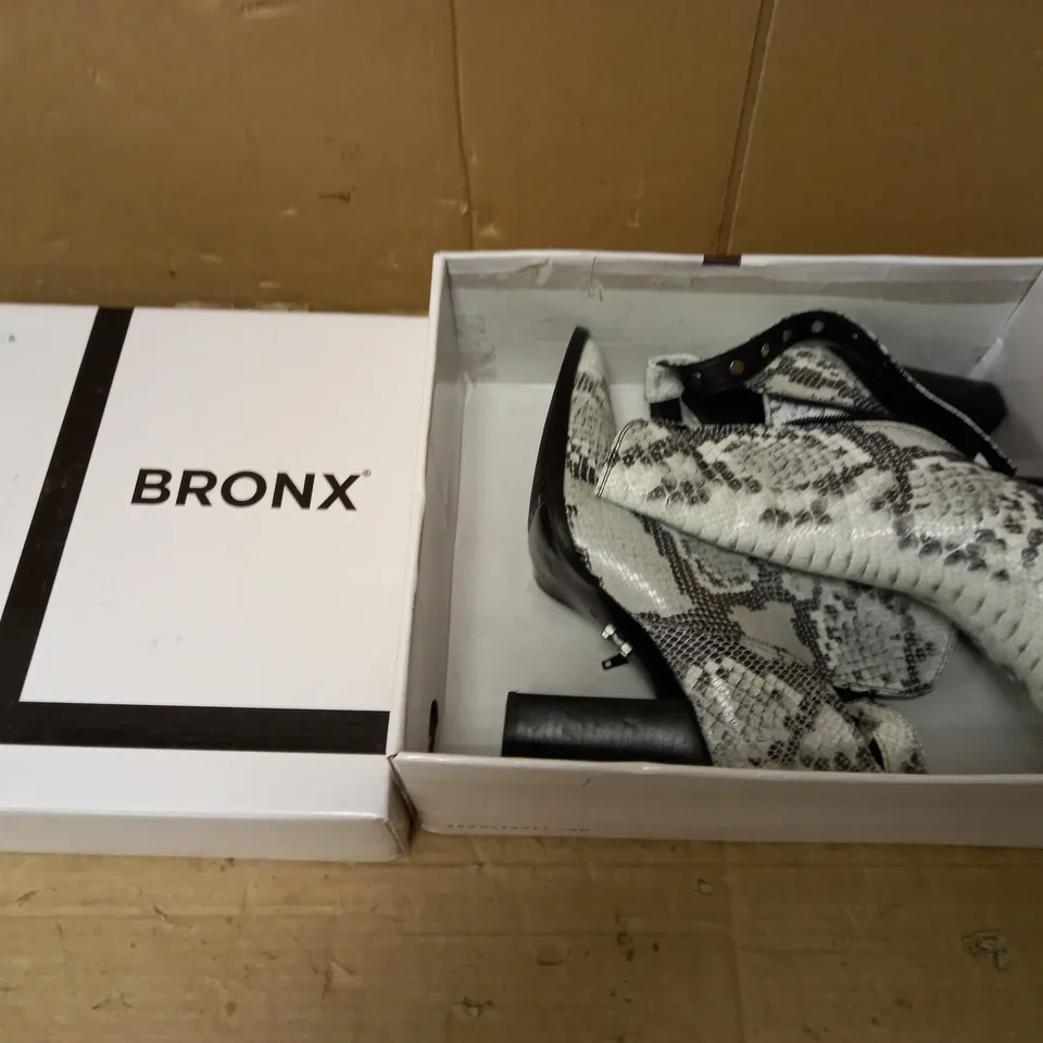 BOXED PAIR OF BRONX POINTED ANKLE BOOT - SNAKE PRINT UK SIZE 7 