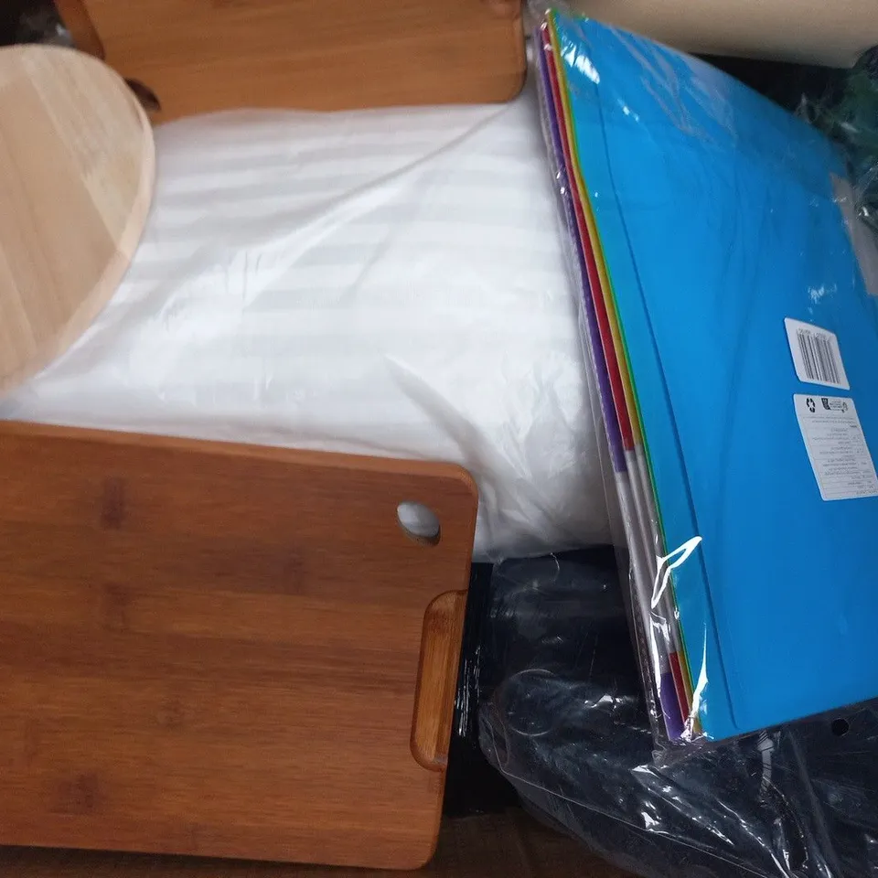 BOX OF APPROXIMATELY 15 ASSORTED HOUSEHOLD ITEMS