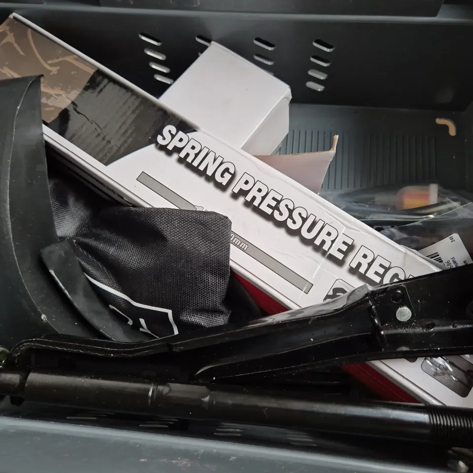 TOTE OF APPROXIMATELY. 10 ASSORTED CAR ITEMS TO INCLUDE TIRE KITS , DASH CAM CARRY CASE AND JOCKEY WHEELS 