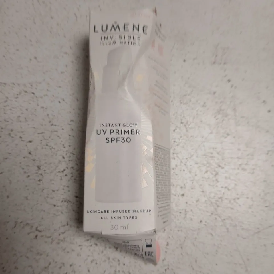 TOTE OF APPROXIMATELY 20 ASSORTED COSMETICS TO INCLUDE: LUMENE PRIMER