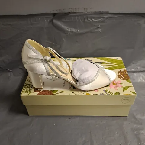 BOXED PAIR OF THE PERFECT BRIDAL SABRINA WEDDING HEELS IN WHITE SATIN SIZE UK 9