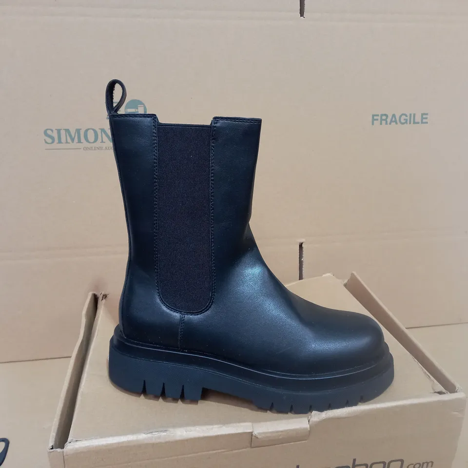BOXED PAIR OF SIZE 6 BOOHOO BLACK BOOTS