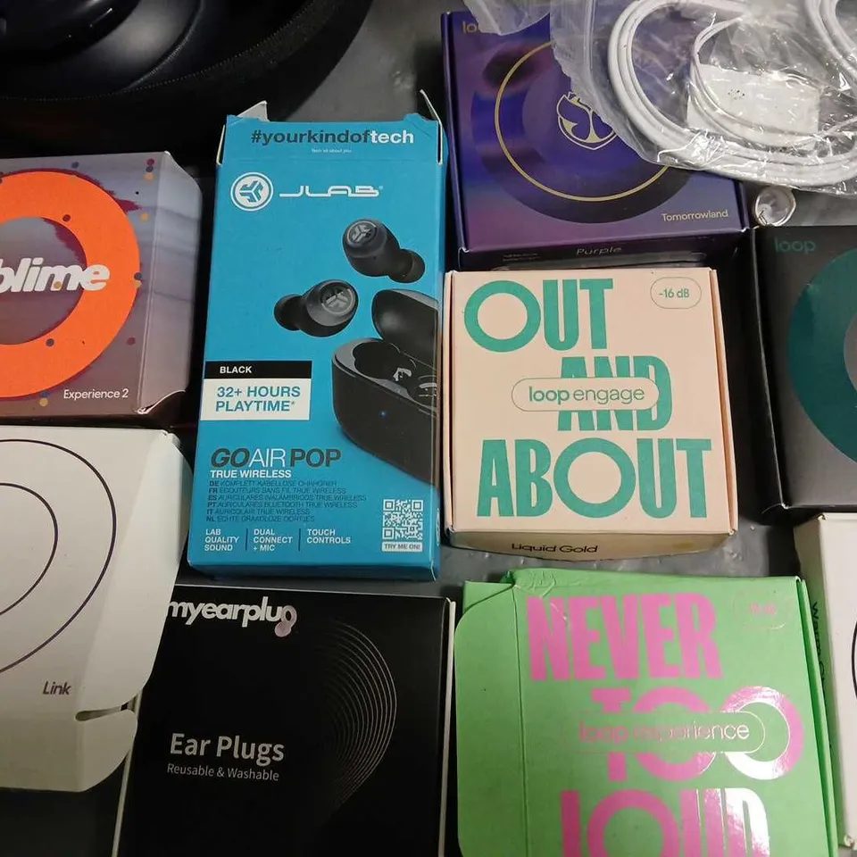 LOT OF ASSORTED SOUND AND AUDIO ITEMS TO INCLUDE LOOP EARPLUGS, WIRED EARPHONES AND JLAB TWS EARBUDS