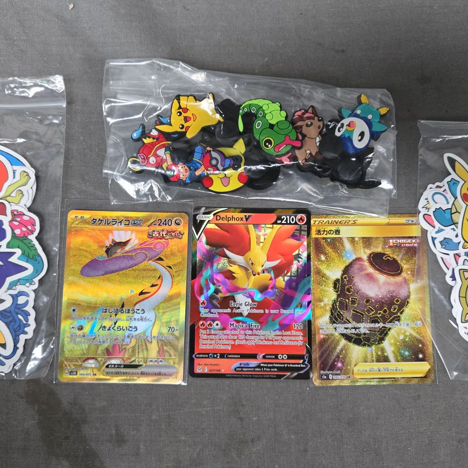 SMALL ASSORTMENT OF POKÉMON ITEMS TO INCLUDE STICKERS, CROC CHARMS, AND 3 TRADING CARDS