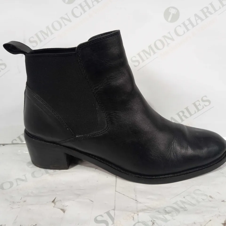 BOXED PAIR OF TOPSHOP LEATHER ANKLE BOOTS IN BLACK EU SIZE 42