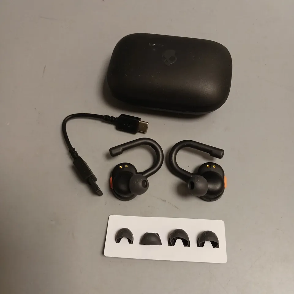 SKULLCANDY WIRELESS SPORT EARBUDS IN BLACK AND CORAL INCLUDES CHARGING CASE, CABLE AND SPARE BUDS