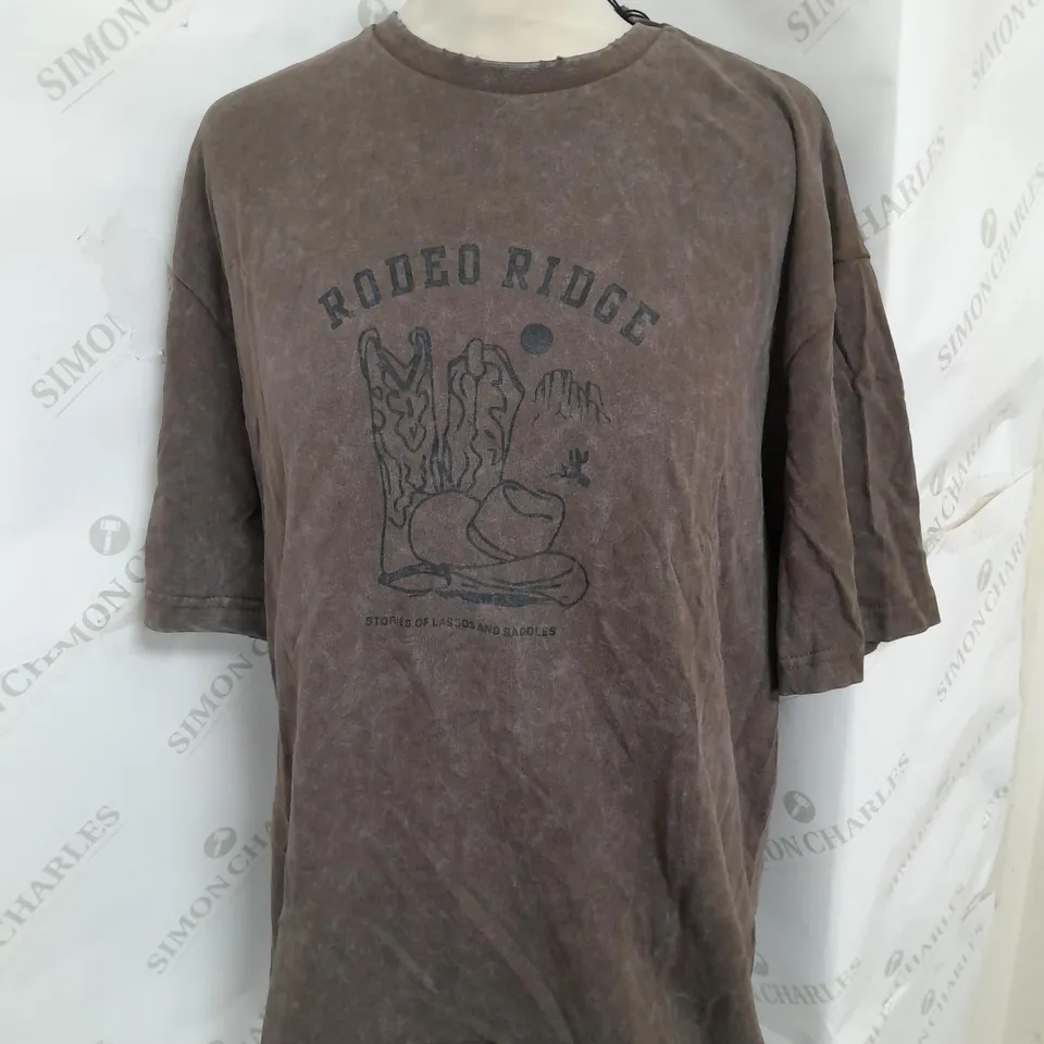 PULL&BEAR TSHIRT IN BROWN WASH SIZE S
