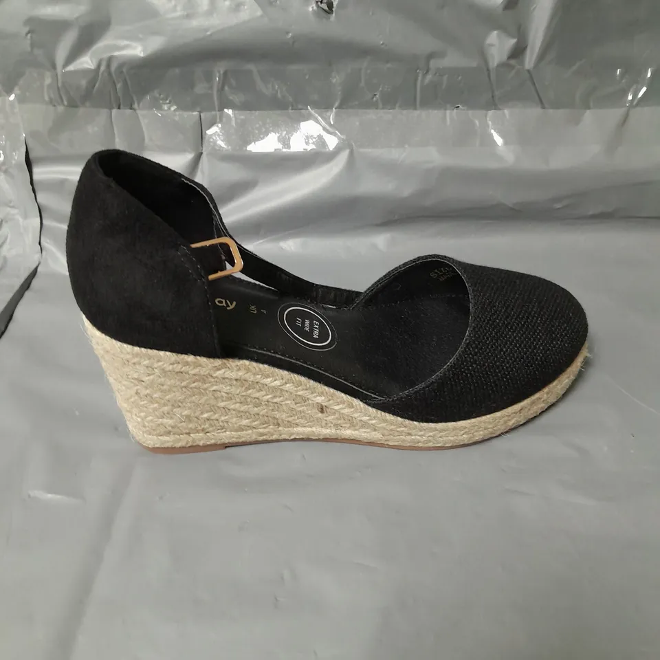 PAIR OF WIDE CLOSED TOE WEDGE SHOES - 4