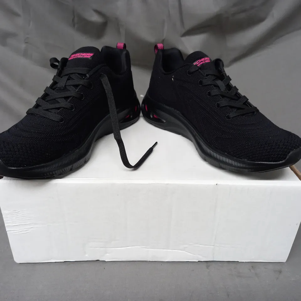 BOXED PAIR OF SKECHERS COOL OPTIC TRAINERS IN BLACK SIZE 4