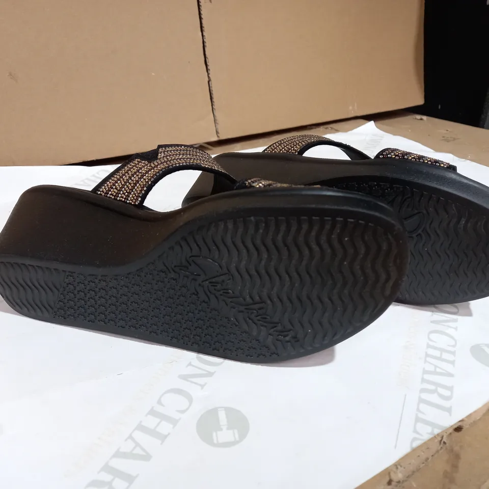 BOXED PAIR OF SKECHERS RUMBLE ON BLING GAL RHINESTONE SLIDE WEDGE SANDAL BLACK/GOLD - SIZE 6