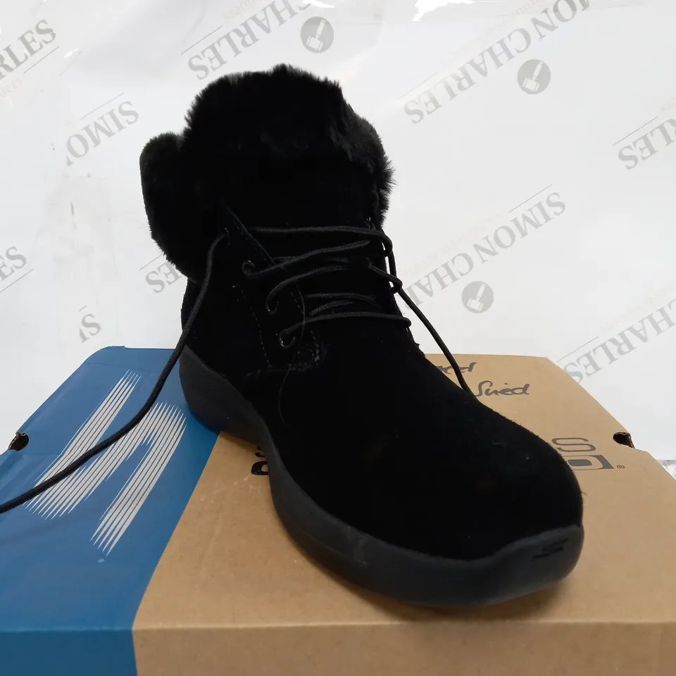 BOXED PAIR OF SKECHERS GO WALK SHOES IN BLACK SIZE 7
