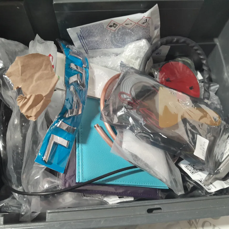 BOX OF APPROX. 20 AUTO ITEMS TO INCLUDE- 8 SPEED CHAIN, BIKE LIGHTS, JELLY BABY AIR FRESHENERS