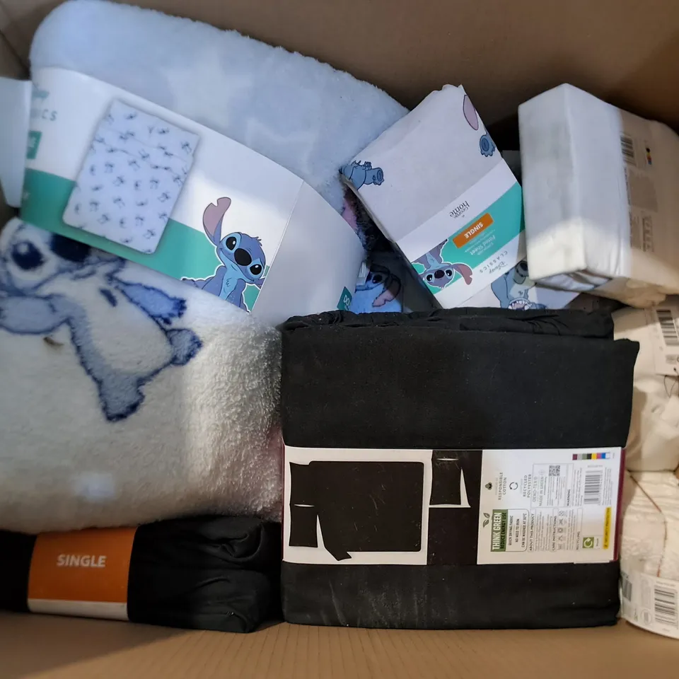 LOT OF APPROXIMATELY 18 ASSORTED BEDDING AND SOFT FURNISHING  ITEMS TO INCLUDE STITCH TEDDY DUVET SET AND THROWS