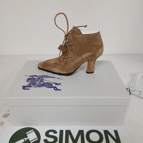 BURBERRY SOVEREIGN BOOTIE – SUEDE LACE-UP ANKLE BOOTS, UK 3 (EU 35)