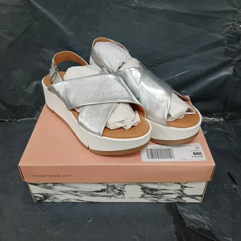 BOXED PAIR OF MODA IN PELLE RITIKA SHOES IN SILVER EFFECT - 7