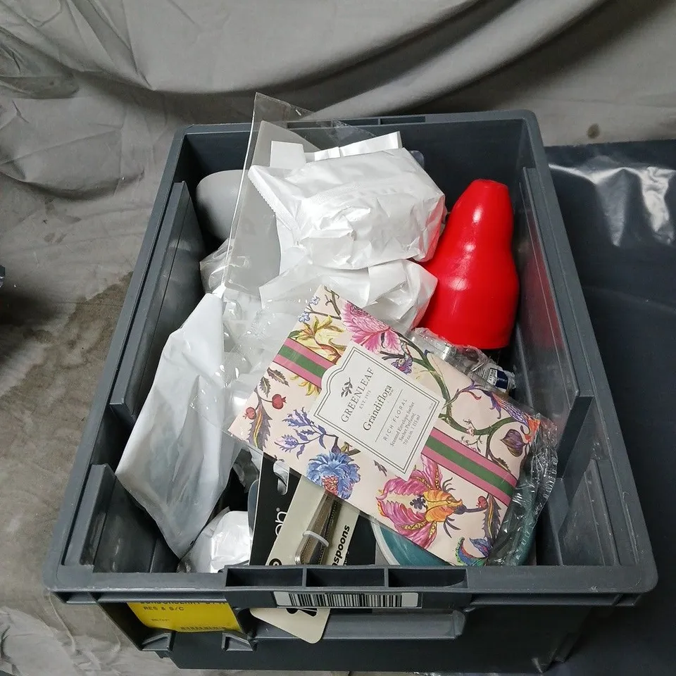 APPROXIMATELY 15 ASSORTED HOUSEHOLD ITEMS TO INCLUDE SPOONS, PIZZA CUTTER, FRIDGE FREEZER DOOR HINGES, FLORAL SACHET ETC