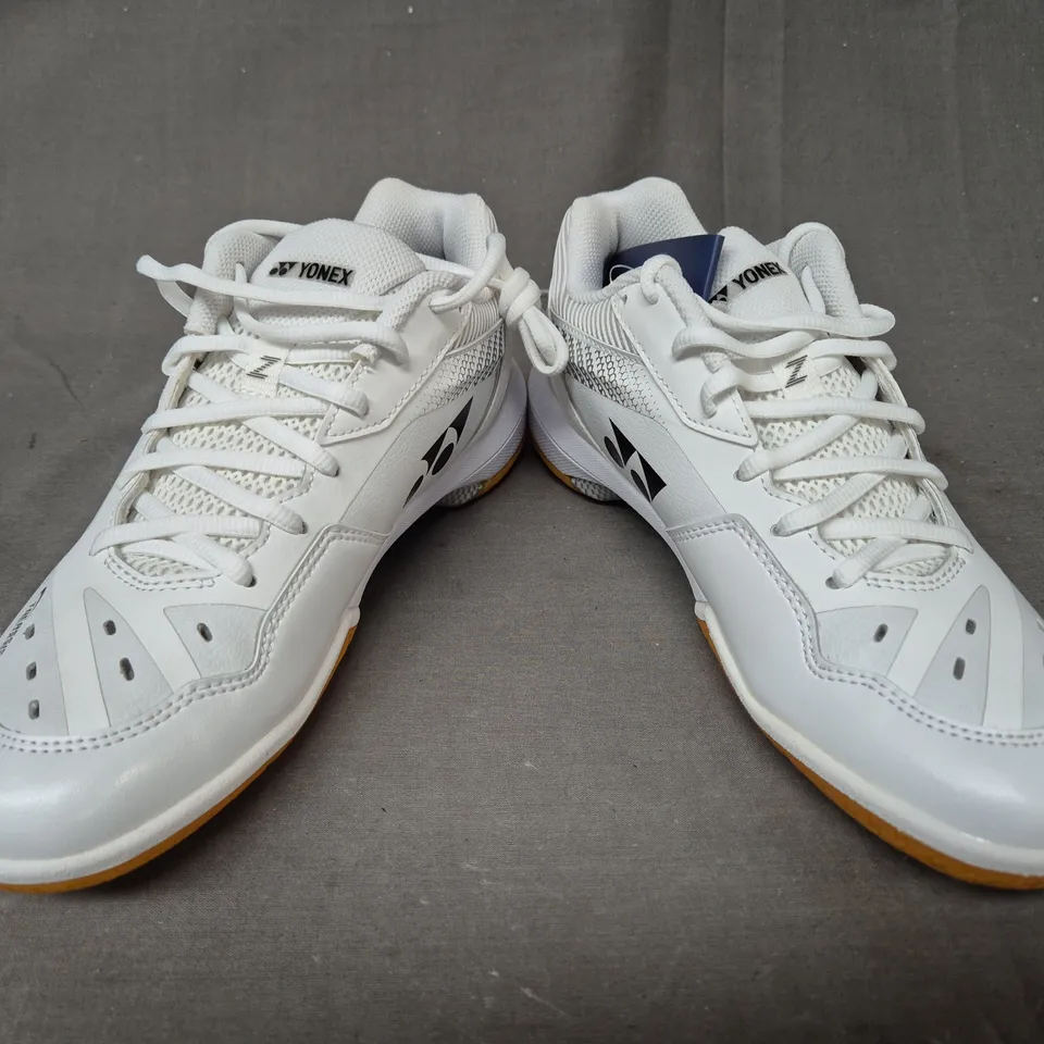 BOXED PAIR OF YONEX POWER CUSHION 65 Z WOMEN'S SHOES IN WHITE UK SIZE 7.5