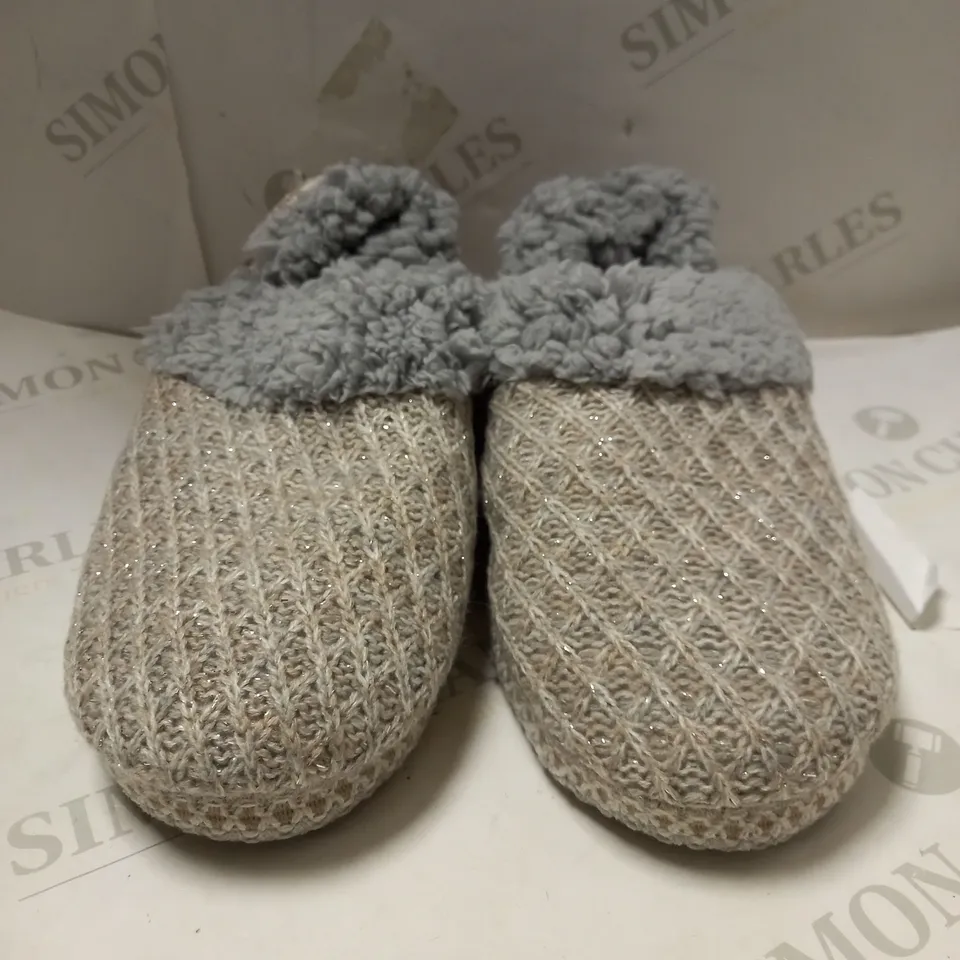 MUK LUKS MAGDALANA IVORY SNOWFLAKE SLIPPERS - SIZE 5