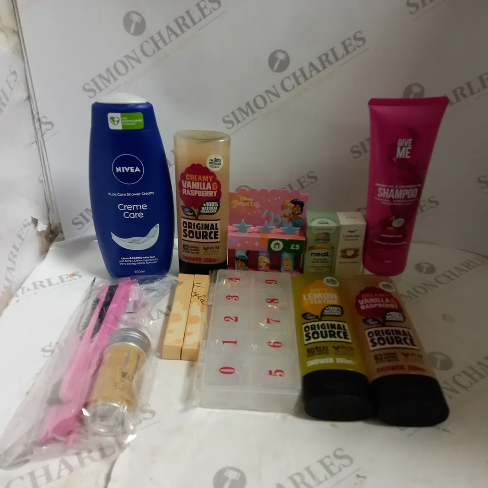 BOX OF ASSORTED COSMETIC ITEMS TO INCLUDE NIVEA, SHOWER GELS AND SHAMPOO