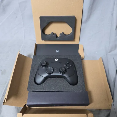 Xbox Wireless Controller + Razer Wolverine V3 Tournament Edition Controller 