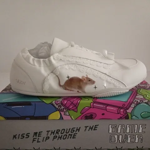 BOXED PAIR OF KOI SPELLBOUND MOUSE LACE UP PUMPS – WHITE, UK SIZE 6