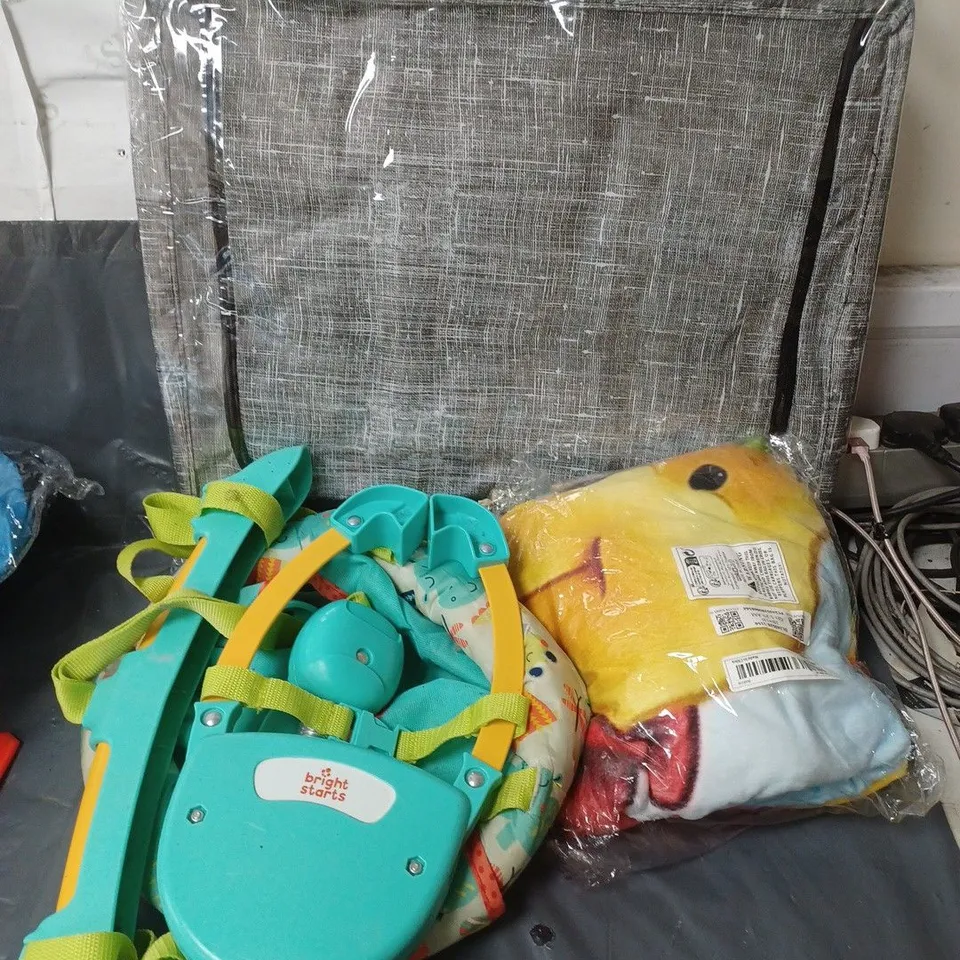 APPROXIMATELY 20 ASSORTED HOUSEHOLD ITEMS TO INCLUDE BABY DOOR BOUNCER, BLANKETS AND STORAGE BOXES