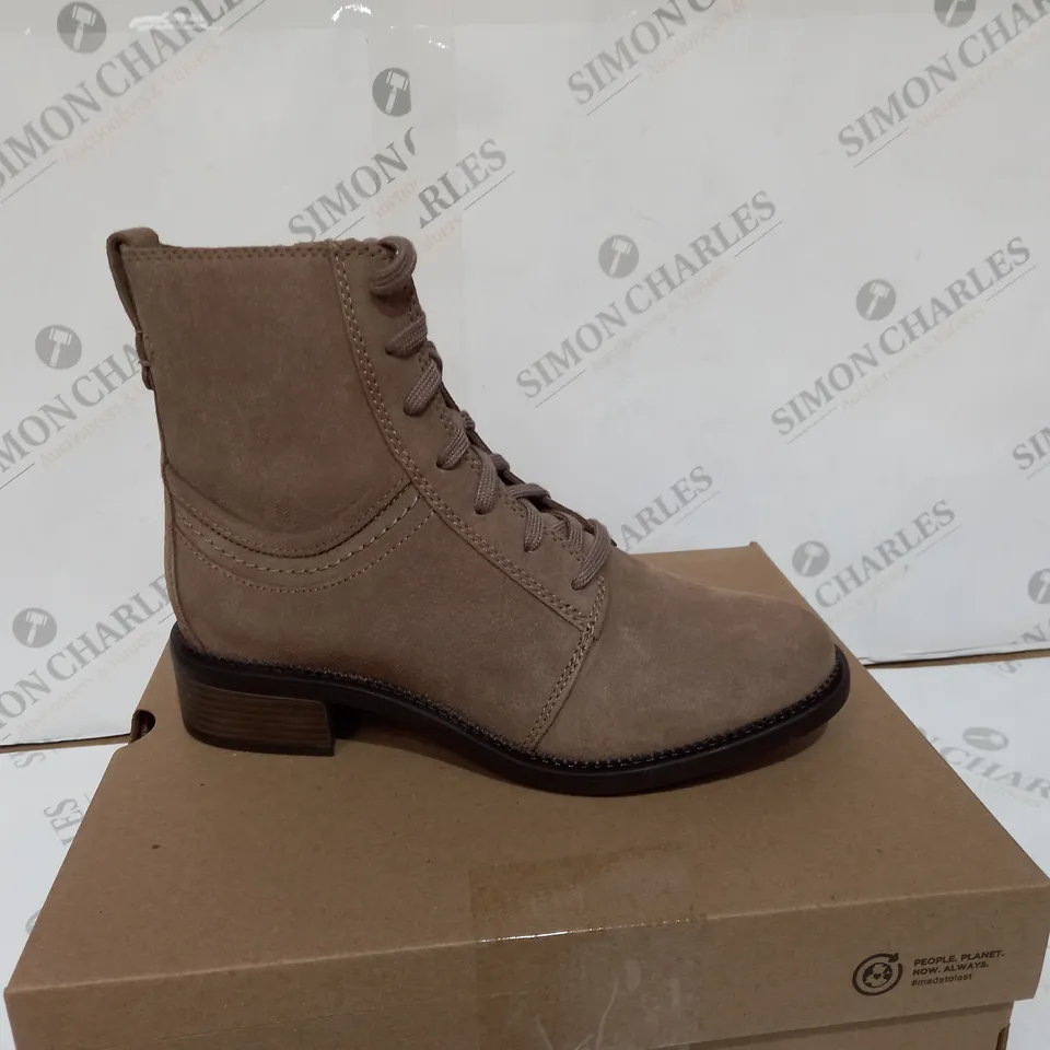BOXED PAIR OF CLARKS BOOTS IN PEBBLE SUEDE - SIZE 6