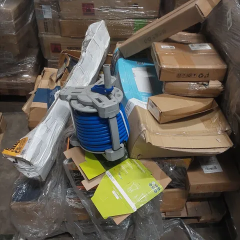 PALLET OF ASSORTED TOOLS/EQUIPMENT INCLUDING: SAW HORSE FLYMO LAWNMOWER ECT