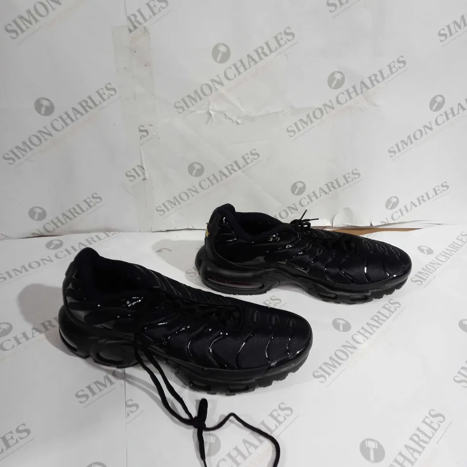 UNBOXED PAIR OF NIKE TN UK 9 BLACK 