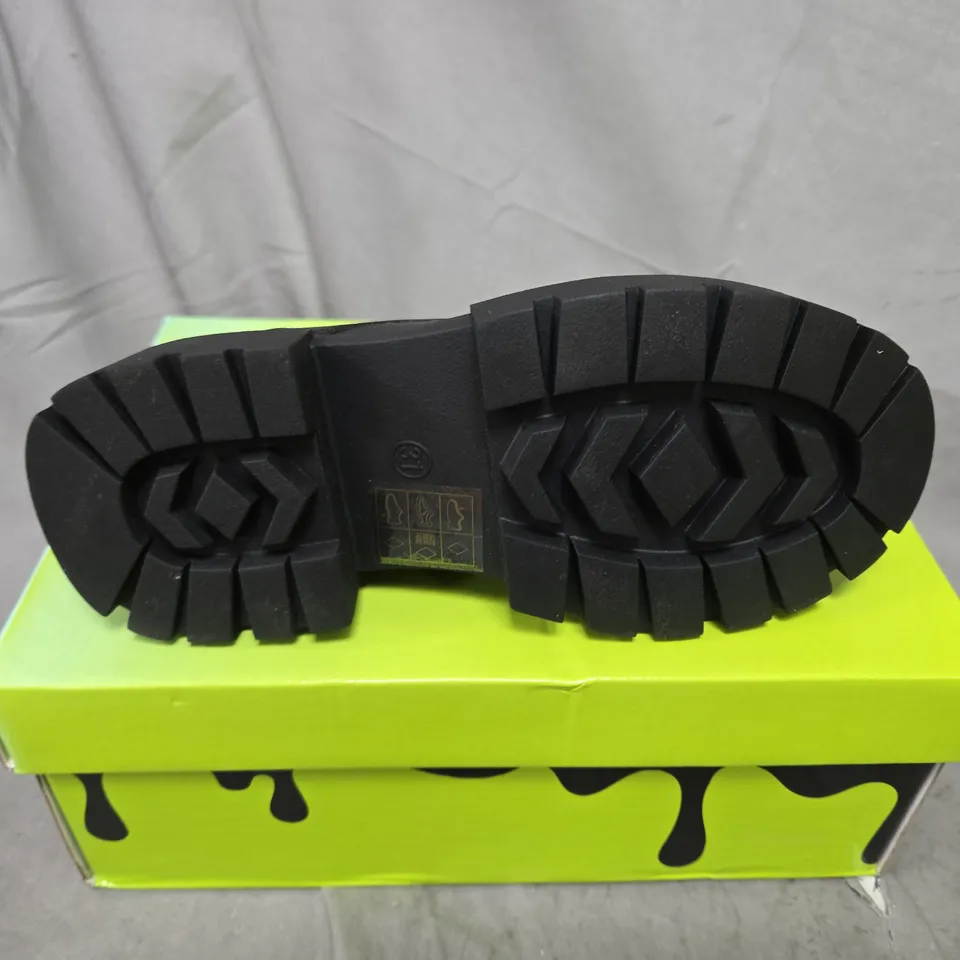 BOXED PAIR OF KOI KIDZ LIL TENNIN HEART SHOES IN BLACK/PINK - UK KIDS 12