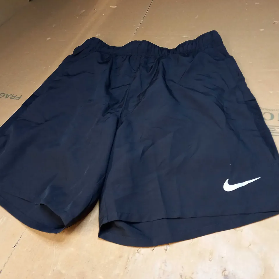 NIKE LOGO SHORTS SIZE S