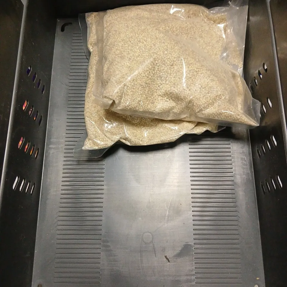 APPROXIMATELY 15 ASSORTED FOOD & DRINK ITEMS TO INCLUDE - SHOPPERS TAPIOCA PEARS - BEE POLLEN - PEELED MILLET SEEDS - ETC