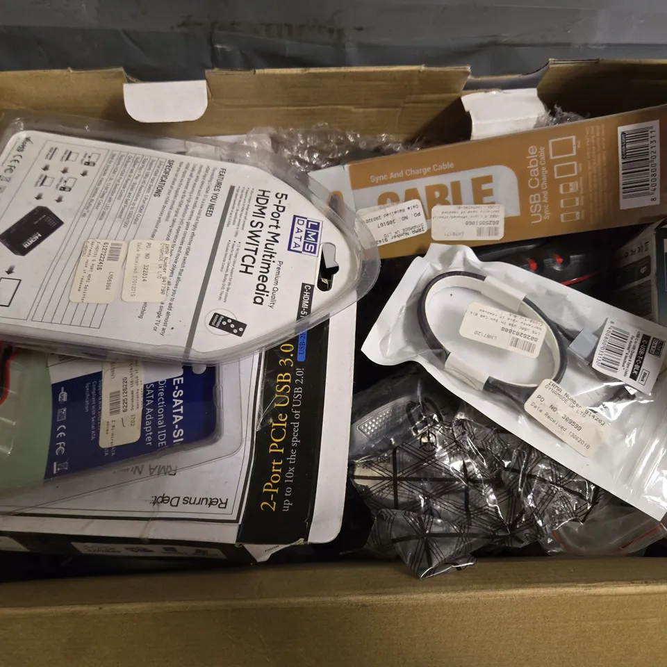 APPROXIMATELY 12 ASSORTED ELECTRICAL ITEMS TO INCLUDE WIRELESS MOUSE, 5-PORT HDMI SWITCH, HDD DOCKING STATION, ETC