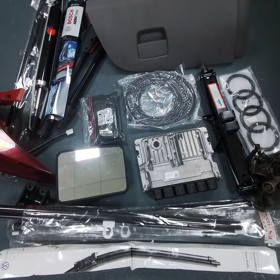LARGE QUANTITY OF ASSORTED AUTOMOTIVE AND VEHICLE PARTS TO INCLUDE CAR COVERS, VOLVO E-CHARGER CABLE, WIND SCREEN WIPER AND GLOVE BOX