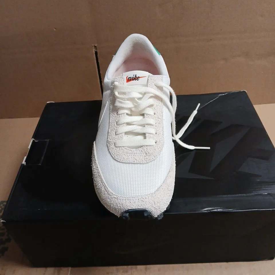 NIKE WHITE RUNNING TRAINERS – BOXED SIZE 8
