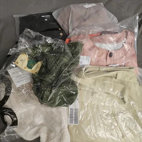 APPROXIMATELY 35 ASSORTED CLOTHING ITEMS IN VARIOUS SIZES, STYLES & COLOURS TO INCLUDE TOPS, DRESSES, TROUSERS, ETC - COLLECTION ONLY