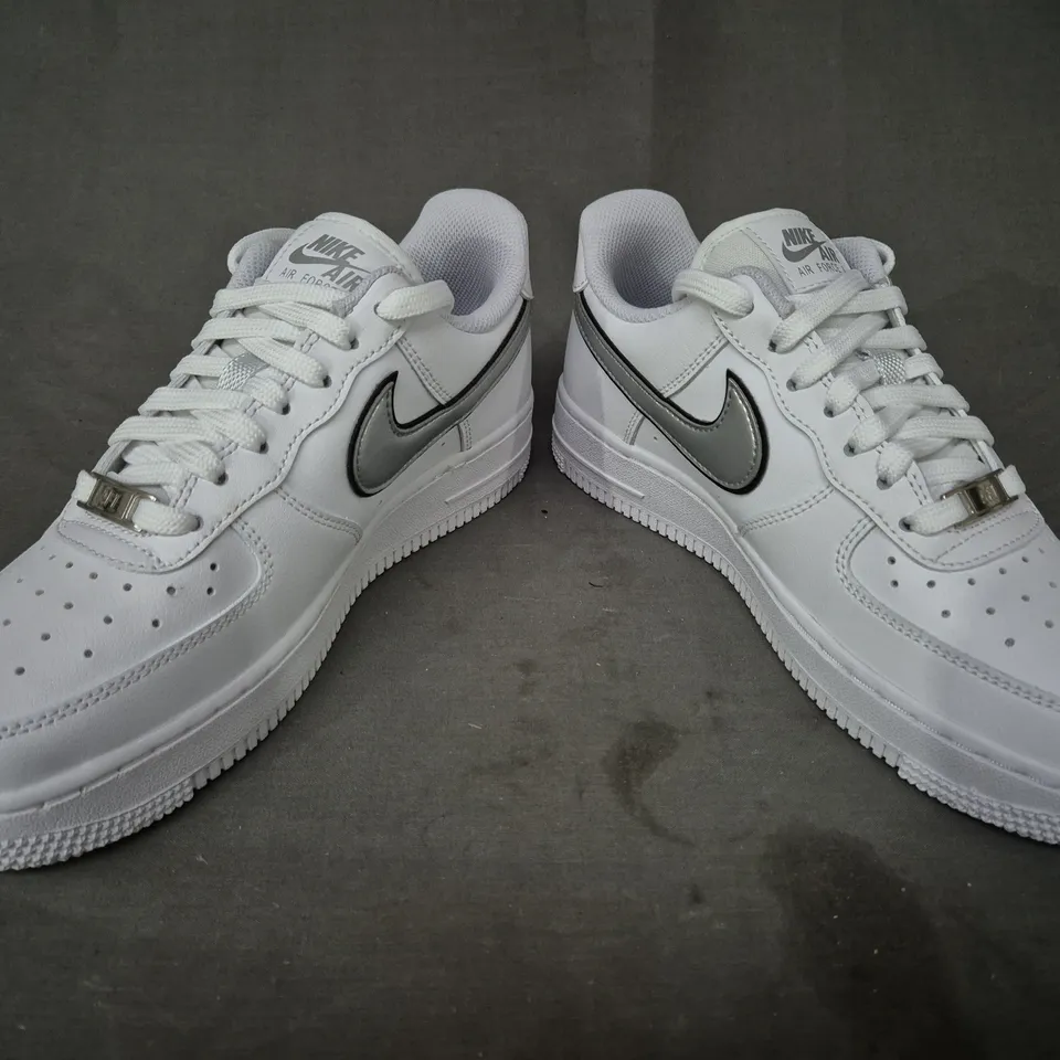 BRAND NEW BOXED PAIR OF NIKE WOMEN'S AIR FORCE 1 '07 ESS SHOES IN WHITE/METALLIC SILVER UK SIZE 4.5