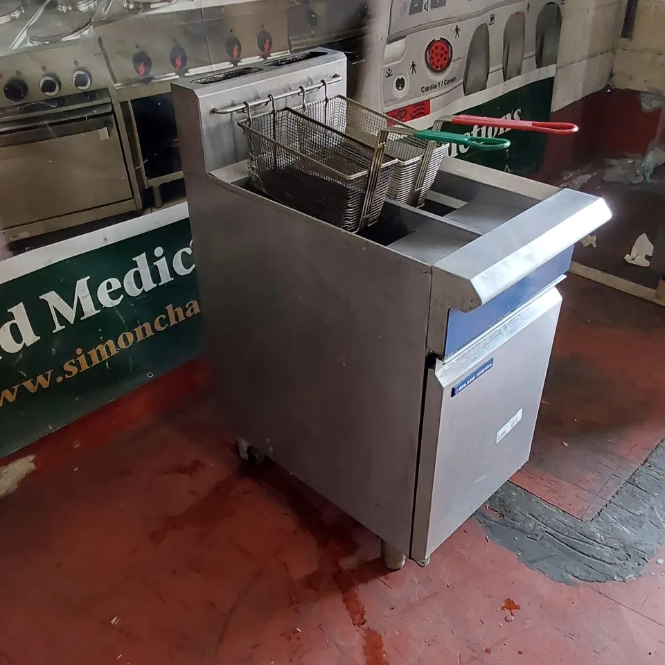 BLUE SEAL GT46 COMMERCIAL FRYER 