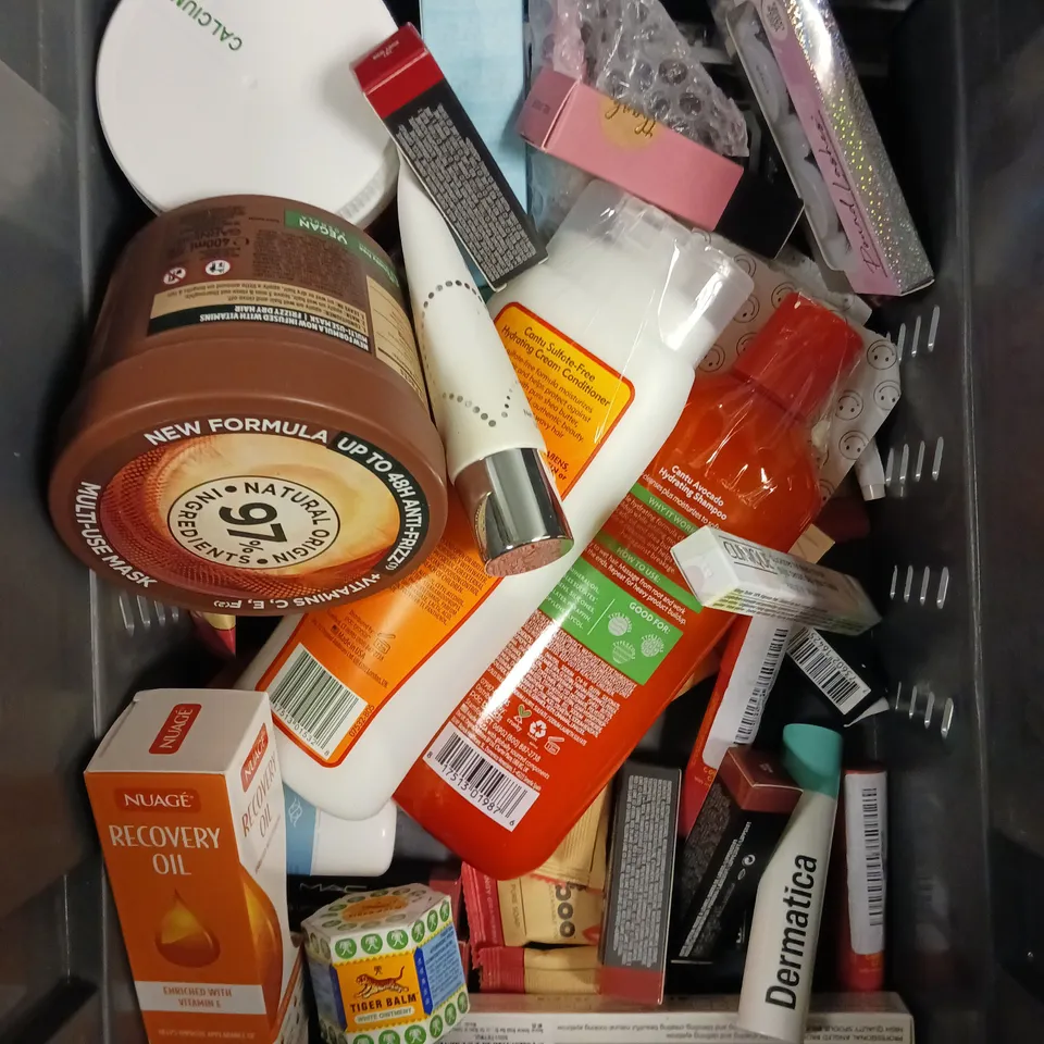 APPROXIMATELY 20 ASSORTED HEALTH & BEAUTY PRODUCTS TO INCLUDE MAC MATTE LIPSTICK, GARNIER HAIR MASK, NUAGE RECOVERY OIL ETC