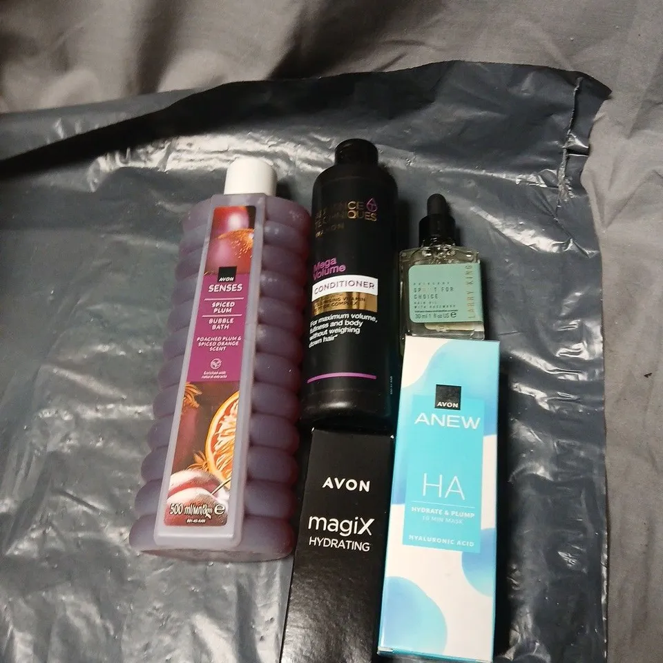 APPROXIMATELY 20 ASSORTED COSMETICS INCLUDING AVON SENSES BUBBLE BATH, AVON ANEW 10 MIN MASK, AVON PRIMER, LARRY KING HAIR OIL ETC